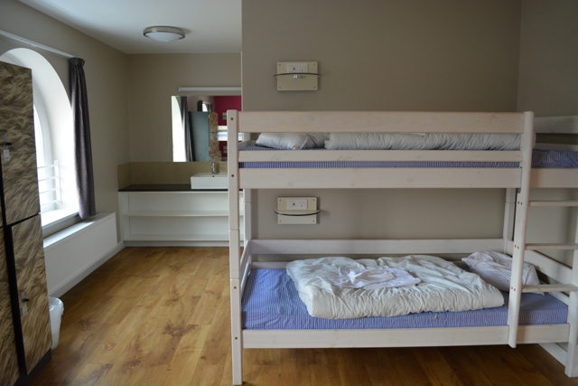 6-bed-hostel-dorm-lockers-and-sink-Wombats-City-Hostel-London-Review-Video